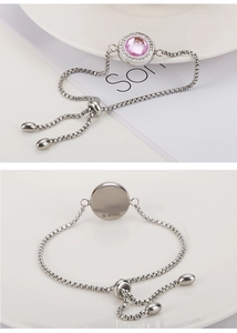 Détail du bracelet réglable en acier argenté avec cristal rose et sertissage halo