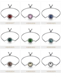 Détail de neuf bracelets en cristal coloré avec chaînes réglables en métal argenté