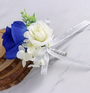 Detail van handgemaakte koningsblauw en witte zijden rozen voor bruiloft corsage en polsband