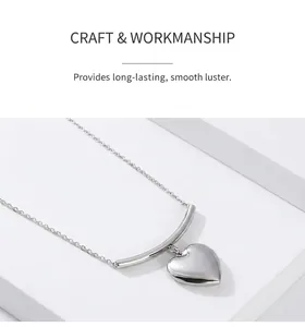 Detalle del collar de corazón plateado con acabado pulido y barra de metal moderna