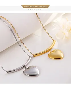 Detalle de colgantes de corazón en oro y plata con tubos curvos en cadenas finas sobre fondo blanco