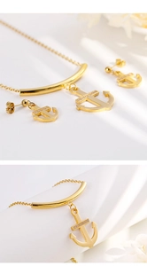 Détails macro d'une parure de bijoux ancre dorée avec zircons sur un tissu blanc doux