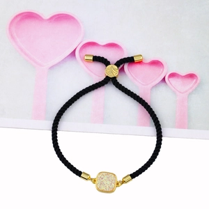 Bracelet cordon tressé noir avec fermoir doré réglable et cristal rose de forme carrée