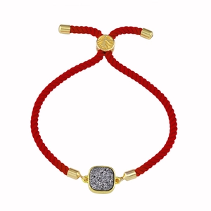 Détail du bracelet cordon rouge avec pierre druse grise carrée et fermoir doré réglable