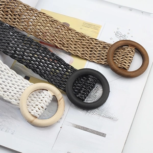 Lot de trois ceintures tressées en beige, noir et blanc avec boucles en bois rondes
