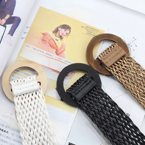 Trois couleurs de ceintures tressées avec boucles en bois rondes sur fond de magazine