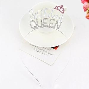 Détail du serre-tête Birthday QUEEN avec strass brillants et une petite couronne violette