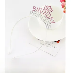 Détail macro du serre-tête Birthday Princess avec cristaux roses et argentés scintillants