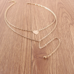 Collier double couche doré à la mode avec pendentif coeur et détails de petites perles
