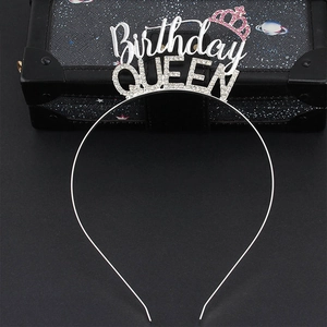 Détail du serre-tête argenté Birthday QUEEN avec couronne en strass rose sur boîte à bijoux