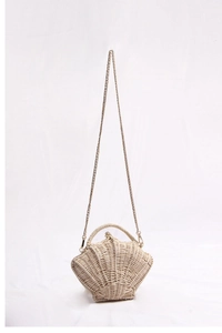 Detailansicht der beigefarbenen Strohtasche in Muschelform mit goldener Kette
