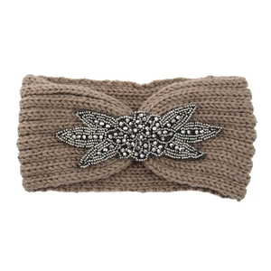 Detail des taupefarbenen Strickstirnbands mit handgefertigtem Perlenstickerei-Blumenmuster