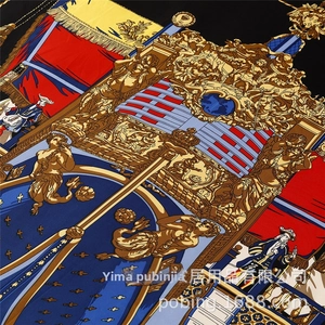 Gros plan d'un foulard en soie avec imprimés de navires anciens et emblèmes baroques
