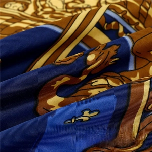 Gros plan détaillé d'un foulard en soie sergé avec motif de dragon vintage bleu et doré