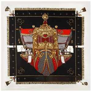 Détail du motif de voilier classique sur un foulard en soie de luxe avec bordure dorée