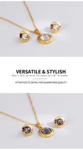 Détail d'un ensemble collier et boucles d'oreilles en cristal rond doré