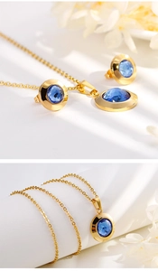 Vue détaillée d'une parure dorée avec collier et boucles d'oreilles en cristal bleu