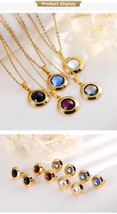 Vue macro du pendentif en cristal et des boucles d'oreilles assorties en parure dorée