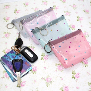 Portamonete in rete con cuori nei colori grigio, rosa e blu, chiavi e carte