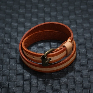Bracciale vintage multistrato in vera pelle marrone scuro e beige con fibbia retro