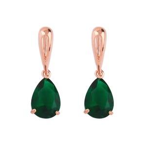 Dettaglio di orecchini in oro rosa con zirconi sfaccettati di colore verde smeraldo