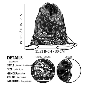Detalle de bolsa de cordón negra con estampado paisley, medidas 39x30cm y textura de tela