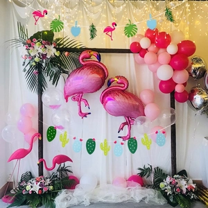 Guirlande de fête hawaïenne avec ballons flamants et feuilles de cactus pour fête