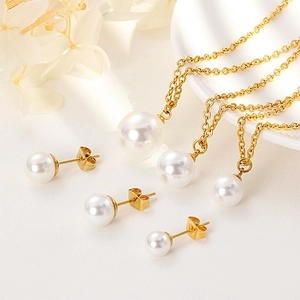 Ensemble de bijoux dorés avec perles blanches comprenant colliers et boucles