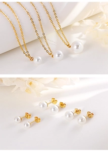Vue détaillée d'une parure en perles dorées incluant des colliers et diverses boucles d'oreilles