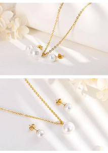 Gros plan d'un ensemble collier et boucles d'oreilles perles dorées élégant
