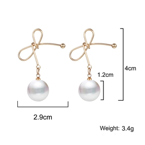 Elegante goldene Schleifenohrringe mit weißen Perlen, Maße 2,9 cm mal 4 cm