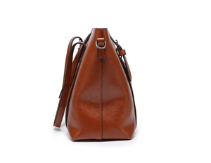 Vue latérale du sac fourre-tout en similicuir marron foncé avec détails de couture
