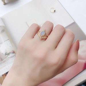 Anello a corona in argento 925 stile giapponese con pietra di luna e diamanti su dito