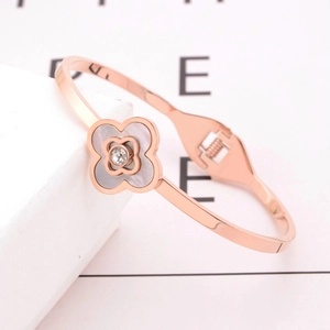Elegant rose gold four-leaf clover bangle with mother-of-pearl inlay and zircon crystal