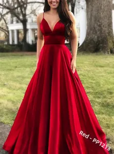 Détails de la robe de soirée rouge à col en V avec finition satinée et fines bretelles
