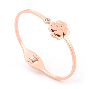 Bracelet en acier titane or rose avec trèfle dépoli et cristal étincelant discret