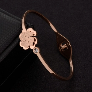 Bracelet jonc en acier titane or rose avec trèfle et finition pétales dépolis