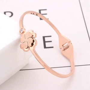 Bracelet en titane or rose avec motif trèfle dépoli et incrustation de zircon