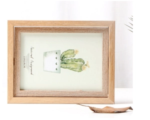 Detail of 13x18cm natural wood rotating double-sided picture frame with visible wood grain