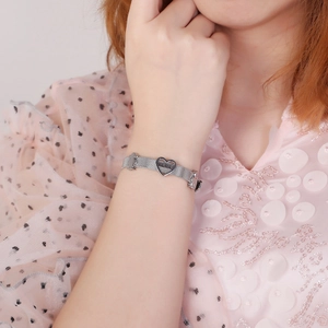 Bracelet à maille tendance avec breloques cœur et éléphant pour femme au poignet