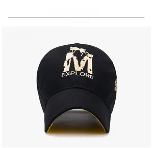 Nahaufnahme der schwarzen Vintage-Cap mit goldener M-Stickerei und gelber Schirmunterseite