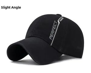 Détail de la casquette de baseball noire montrant l'impression artistique et le tissu en coton