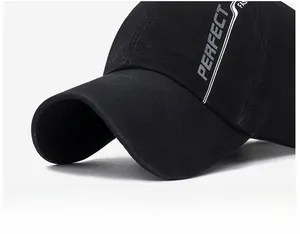 Détail de la visière rigide et de l'imprimé Perfect Fashion sur une casquette noire