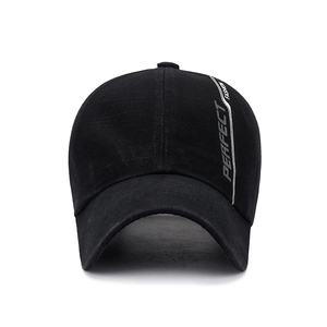 Casquette de baseball vintage noire avec imprimé graphique sur le côté et tissu délavé