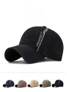 Détail de la casquette noire en coton avec imprimé latéral et options de couleurs
