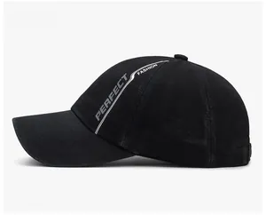 Vue latérale détaillée d'une casquette en coton délavé avec finition vintage et texte