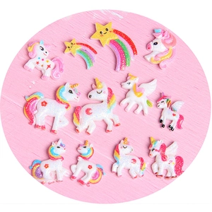Glitzernde Einhorn- und Regenbogen-Anhänger aus Harz für DIY-Haarspangen und Schuhe