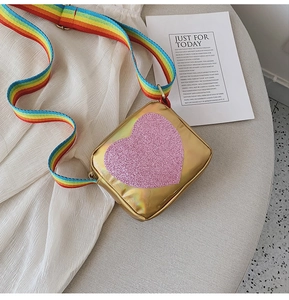 Détail du sac à paillettes en cœur avec cœur rose scintillant et bandoulière arc-en-ciel