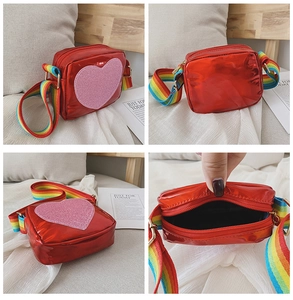 Détails du sac à bandoulière cœur rouge montrant l'intérieur et la sangle arc-en-ciel