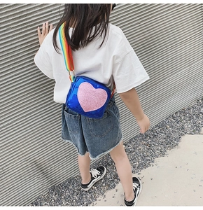 Détail du sac bandoulière enfant bleu avec cœur en paillettes roses et sangle arc-en-ciel